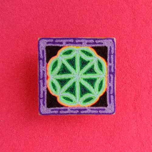 Handmade Huichol yarn painting showing a green geometric peyote design with purple borders, crafted with yarn and beeswax on a 10cm square wooden base. Front Image